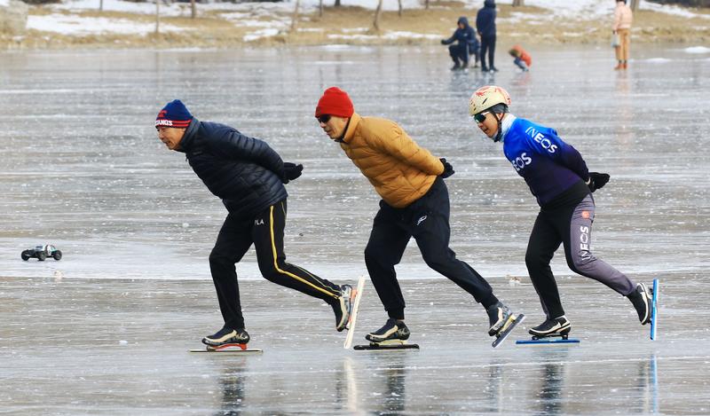 艰苦的滑雪训练，。