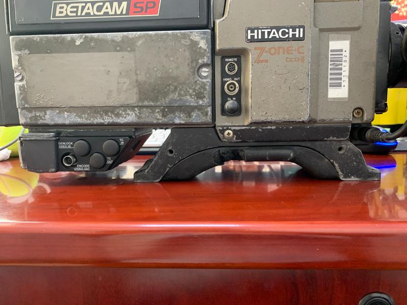 请大佬指教一下这个机器怎么上三脚架....