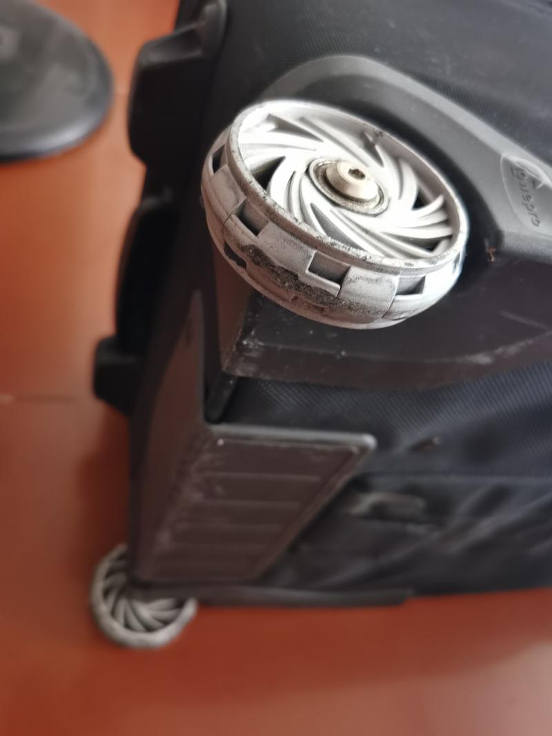 乐摄宝拉杆箱滚轮损坏维修求助