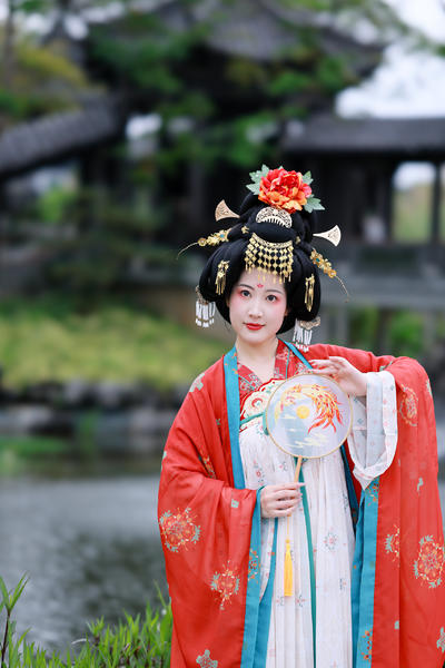 兰篮轻挽映娇霞