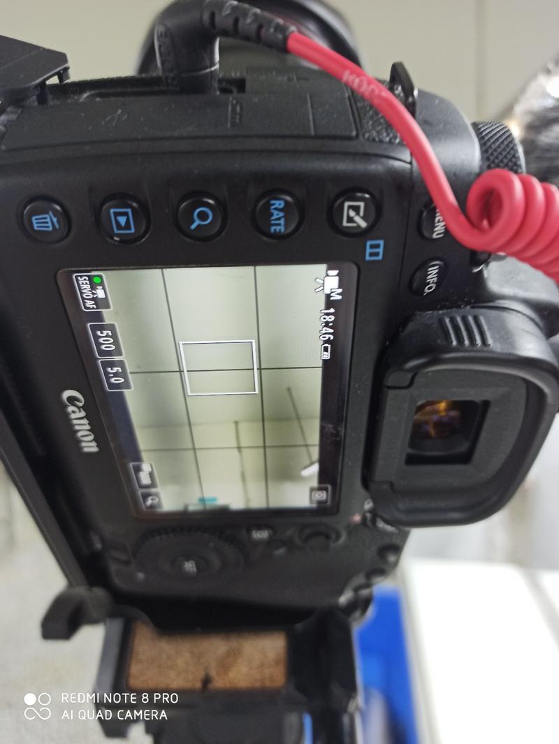 5d4快门速度超过100就会出现黑条，是不同步么？求教大神怎样解决。。。