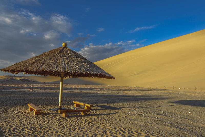 月牙泉晚霞和夕阳