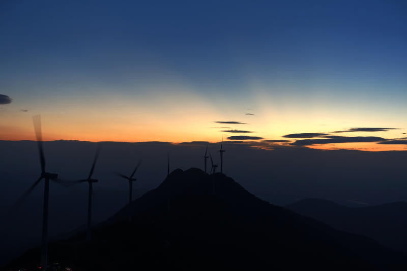 缺牙山的朝阳（索尼黑卡rx100 - 81）