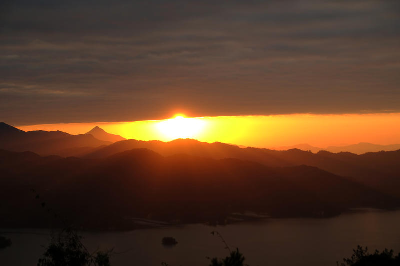 晚霞和乌云的“一线天”奇观（索尼黑卡rx100 - 83）