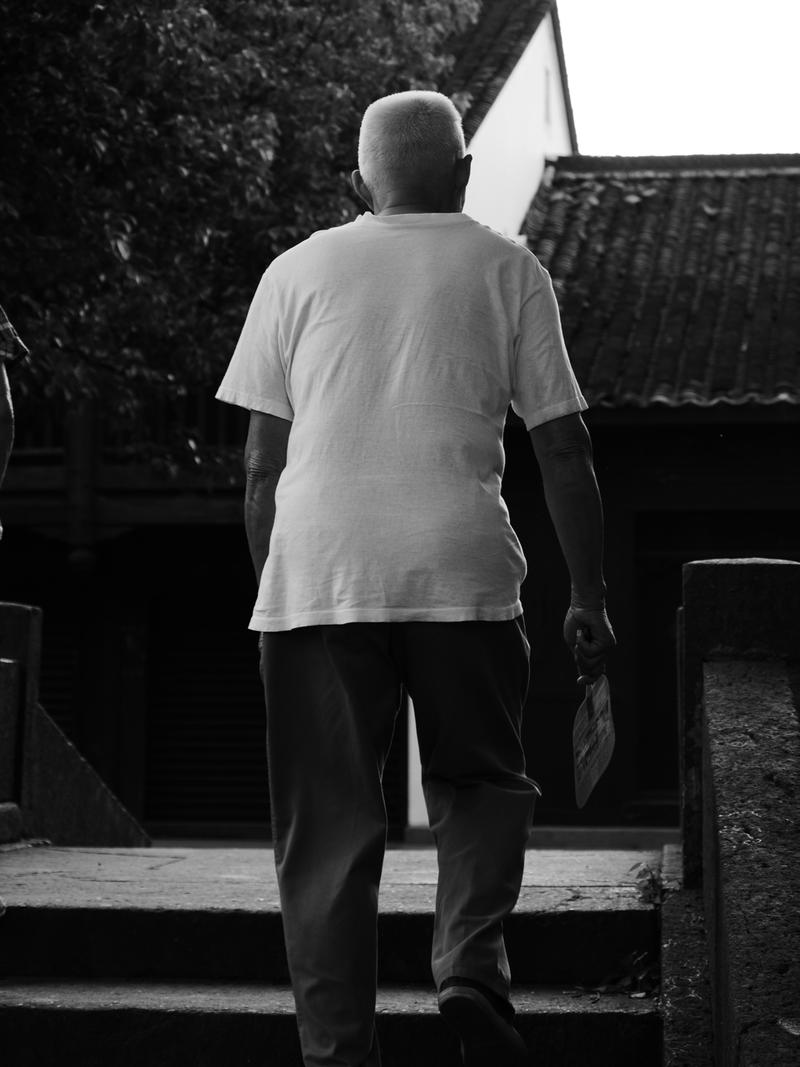 江南石板桥上的熙熙攘攘