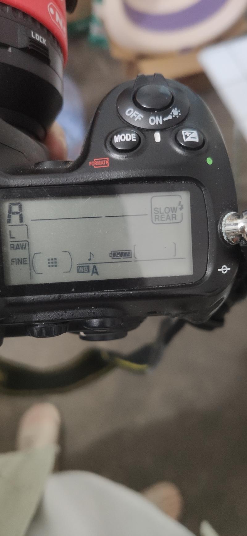 有时开机黑屏按快门反光板能抬起肩屏显示这个是怎么回事？