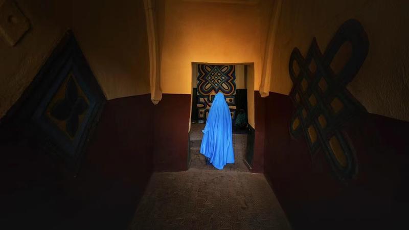 幽长的廊道，光影交错。