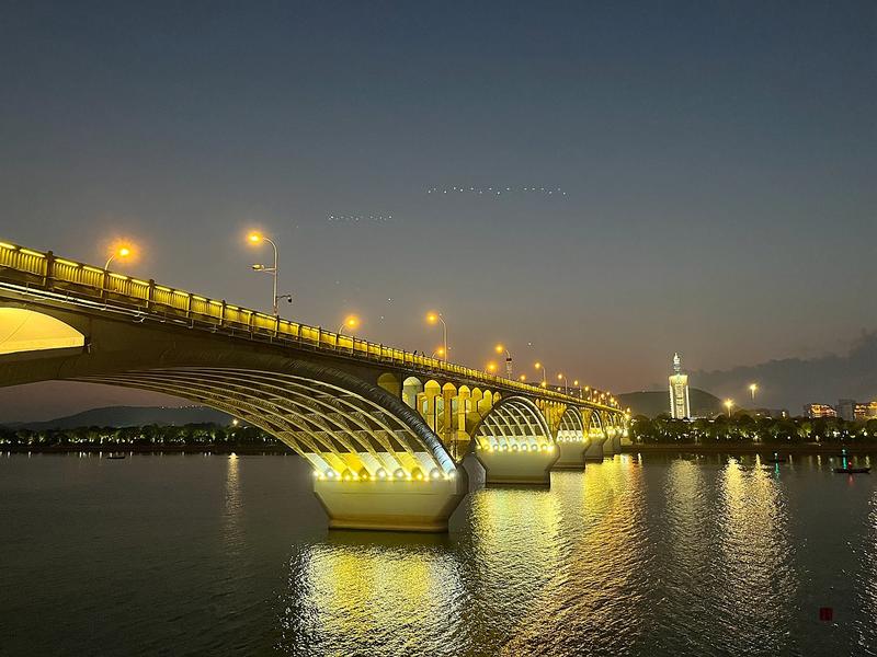 世界小于一页诗（高原）