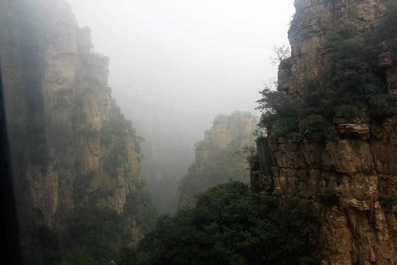 《    雾    中   山     景    》.